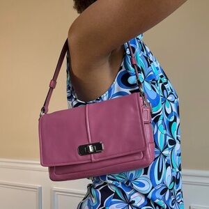 coach pink leather shoulder bag with turnlock clasp closure